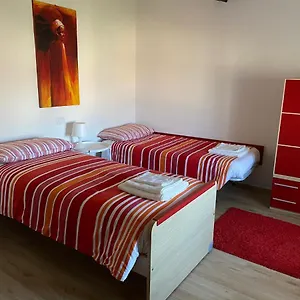La Casa Di Manu , Sona Italia